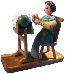 W. Werner Volkstypen Frau mit Klöppelsack, lila (W. Werner 2418) Erzgebirgische Volkskunst: Figuren - 
