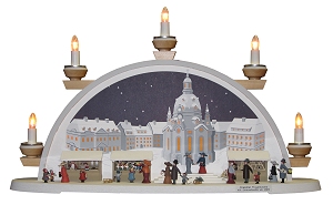 Klaus Kolbe Lichterbogen Frauenkirche mit Striezelmarkt , klein (Klaus Kolbe 202/250/1) Erzgebirgische Volkskunst: Lichterbogen / Frauenkirche mit Striezelmarkt , klein