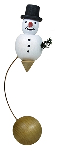 Wolfgang Werner Schaukel-Schneemann mit Zylinder  (Wolfgang Werner 551) Erzgebirgische Volkskunst: Schaukelfigur, pendelt z.B. auf einer Regalkante hin und her