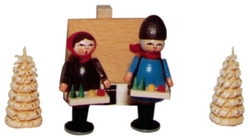 Dregeno Spanschachtel Striezelkinder (Dregeno 070/012) Erzgebirgische Volkskunst: Striezelkinder - Auf dem Striezelmarkt, dem Dresdner Weihnachtsmarkt, werden von den Kindern in Ihren Bauchläden weihnachtliche Artikel zum Verkauf angeboten.
