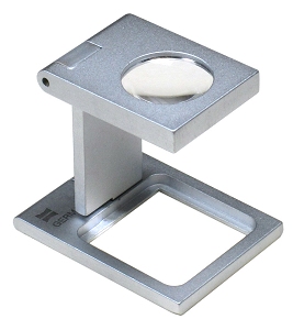 Eschenbach Fadenzähler 10x (Eschenbach, 1255) Fadenzähler aus Metall, silbermatt
- Linse: 40 dpt
- Linsendurchmesser: 12 mm
- Vergrößerung: 10x
- Meßfeld: 15 x 15 mm
- Höhe: 27 mm
