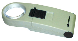 Schweizer Optik ÖKOLUX plus mobil 2.700 K  (Schweizer Optik, 132282, 28 D ,35 mm) Handlupe mit LED-Beleuchtung 'Ökolux plus mobil'. 28 dpt, Vergrößerung: 8x. Lange Lebensdauer der Beleuchtung, geringer Stromverbrauch. Gleichmäßige, großflächige Ausleuchtung durch spezielles LED-Element (Farbtemperatur: 2.700 K).