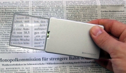 Eschenbach EasyPocket   (Eschenbach, 152111, silber) Taschenlupe 'Easy Pocket', eine flache Lupe mit stabilem Kunststoffgehäuse und LED-Beleuchtung annähernd im Scheckkartenformat.
Die ideale Lupe für unterwegs dank der versenkbaren Linse.
Vergrößerung: 3x
