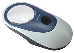 Eschenbach powerlux 5x, monokular (Eschenbach, 158620 ,20D) Ergonomische Lupe mit LED-Beleuchtung
Eine hohe Vergößerung sorgt in Kombination mit 2 SMD-LEDs für punktgenaues Sehen und entspanntes Lesen auch bei hohem Vergrößerungsbedarf. Die Leuchtlupe 'Powerlux' wurde unter handergonomischen Gesichtspunkten entwickelt und sorgt für ein bequemes Führen der Lupe über dem Lesegut. Durch die offene Gestaltung können auch kleinere Schreibarbeiten unter der Lupe durchgeführt werden. Die Powerlux ist in zwei verschiedenen LED-Lichtfarben erhältlich, um individuelle Lichtbedürfnisse zu berücksichtigen. Durch das automatische Abschalten der Lupe nach 30 min wird das versehentliche Entladen der Batterien verhindert.