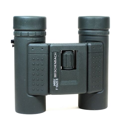 Eschenbach Sektor F 10x25 Ww compact+  (Eschenbach, 4268125) Faltfernglas mit 10-facher Vergrößerung.
 
- Vergrößerung: 10-fach
- Eintrittspupille: 25 mm
- Brillenträgerokulare zum Herausdrehen
- Nahpunkt: 3 m
- Sehfeld: 114m/1000m (6,5°)
- Glas: BaK-4, phasenkorrigiert
- Mehrschicht-Vollvergütung
- wasserdicht
- Stickstoffbefüllung
- Gewicht: 292 g
- Garantie: 5 Jahre